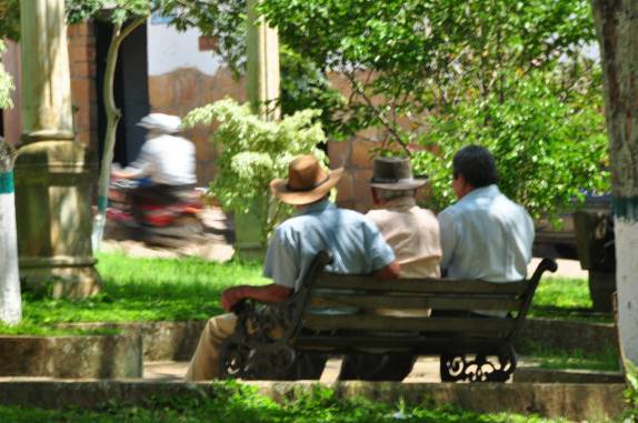 Vendo a vida passar na praça central de Barichara, na Colômbia